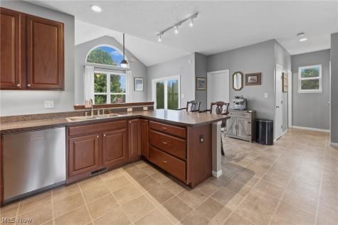 198 Gatwick Grove Circle Wadsworth OH 44281