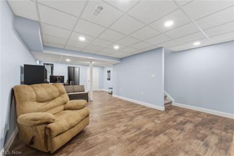 198 Gatwick Grove Circle Wadsworth OH 44281