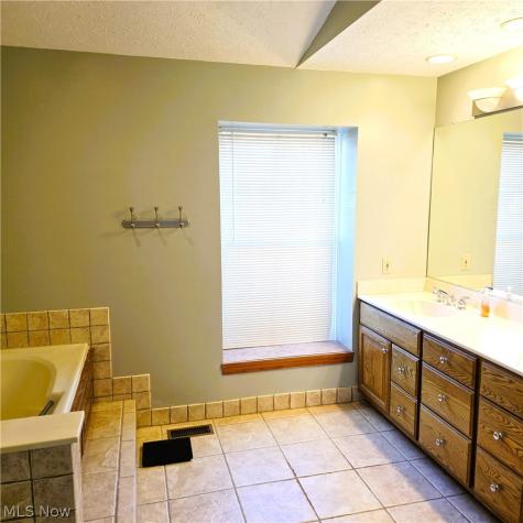 9898 Lakeview Circle Strongsville OH 44136