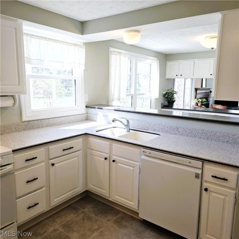 9898 Lakeview Circle Strongsville OH 44136