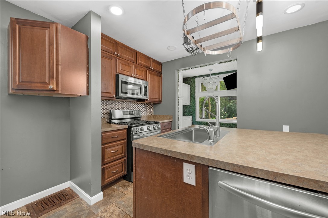 1335 W 95th Street Cleveland OH 44102