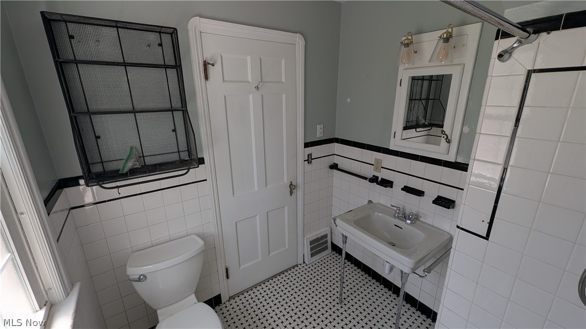16725 Bradgate Avenue Cleveland OH 44111