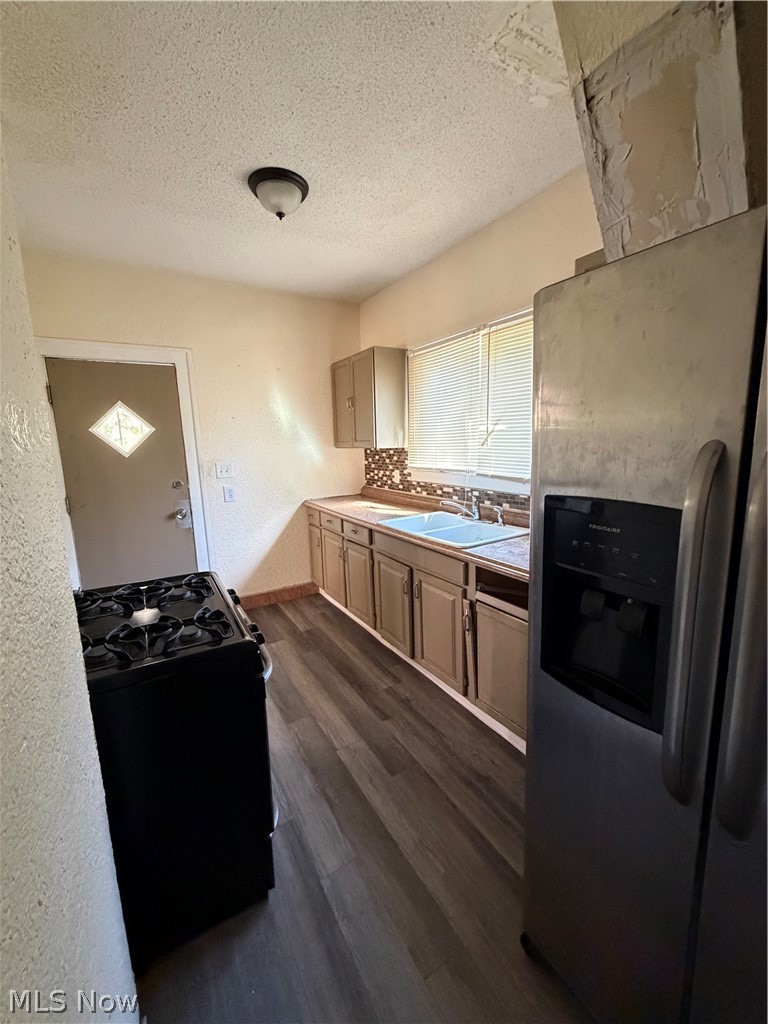 2071 Deanwood Street East Cleveland OH 44112