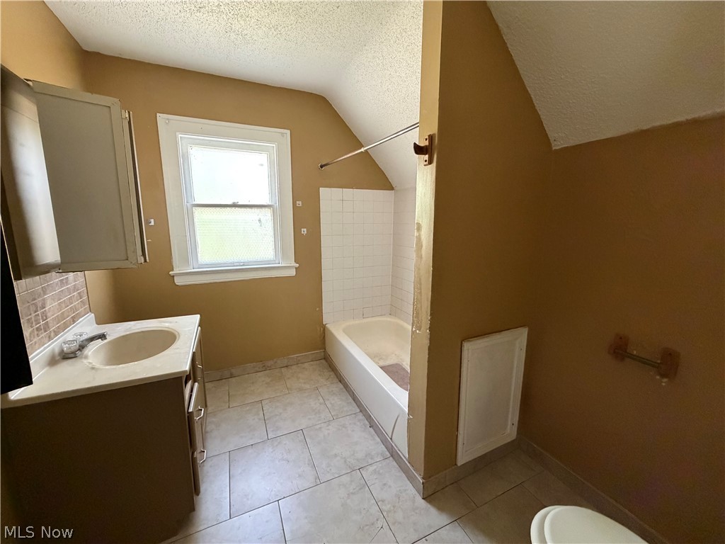2071 Deanwood Street East Cleveland OH 44112
