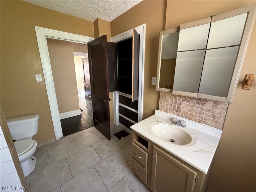 2071 Deanwood Street East Cleveland OH 44112