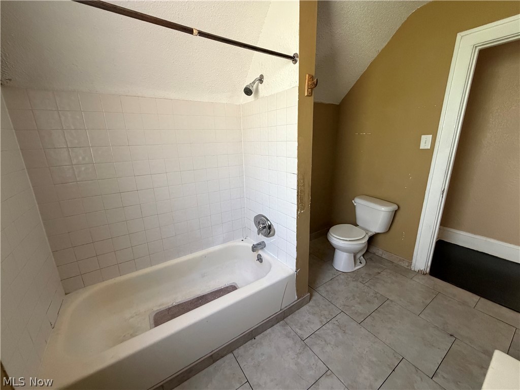 2071 Deanwood Street East Cleveland OH 44112