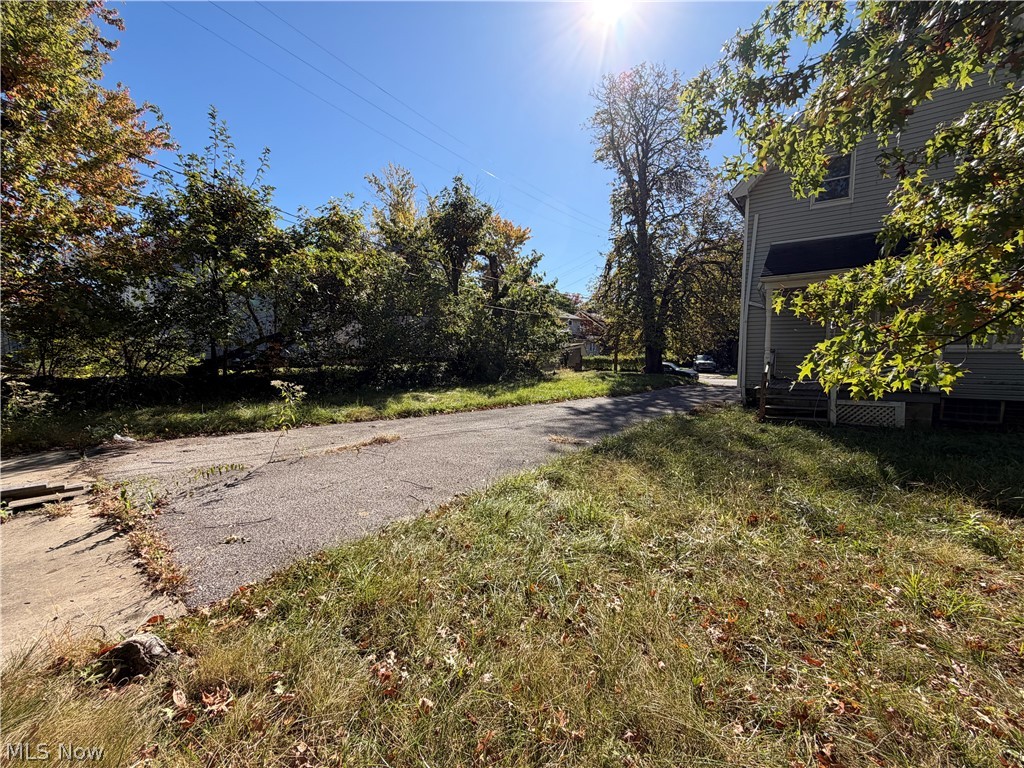 2071 Deanwood Street East Cleveland OH 44112