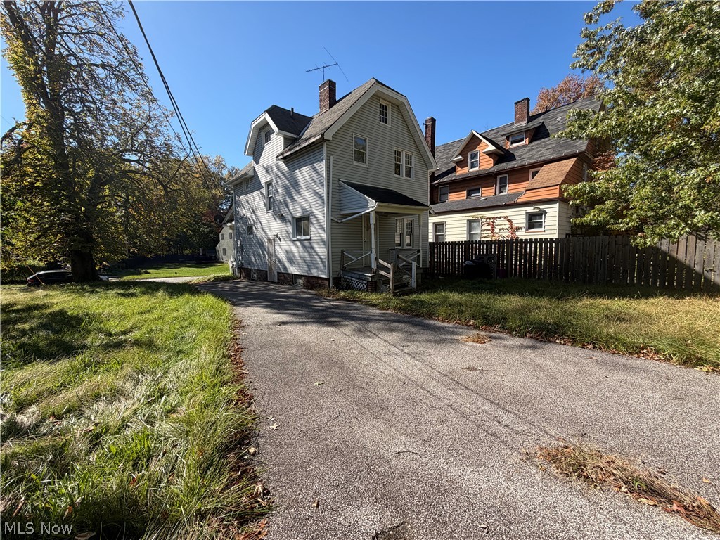2071 Deanwood Street East Cleveland OH 44112