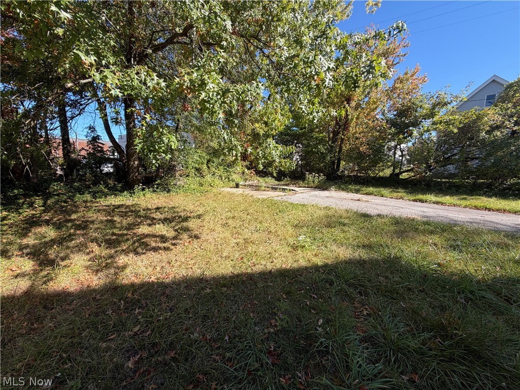 2071 Deanwood Street East Cleveland OH 44112