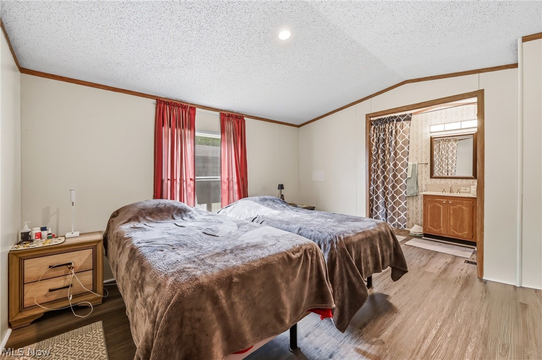 18 Oakwood Drive Beloit OH 44609