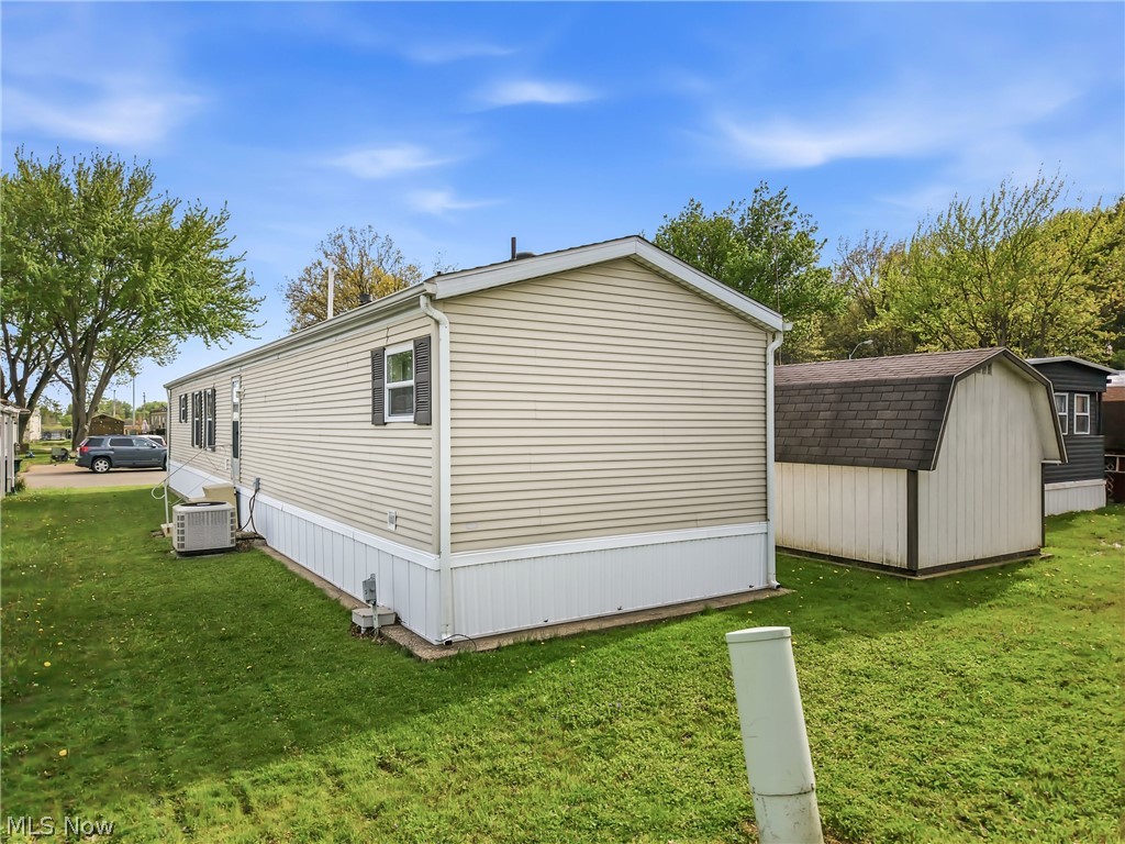 18 Oakwood Drive Beloit OH 44609