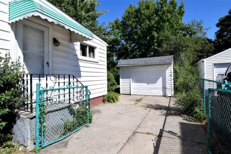 1427 E 252nd Street Euclid OH 44117