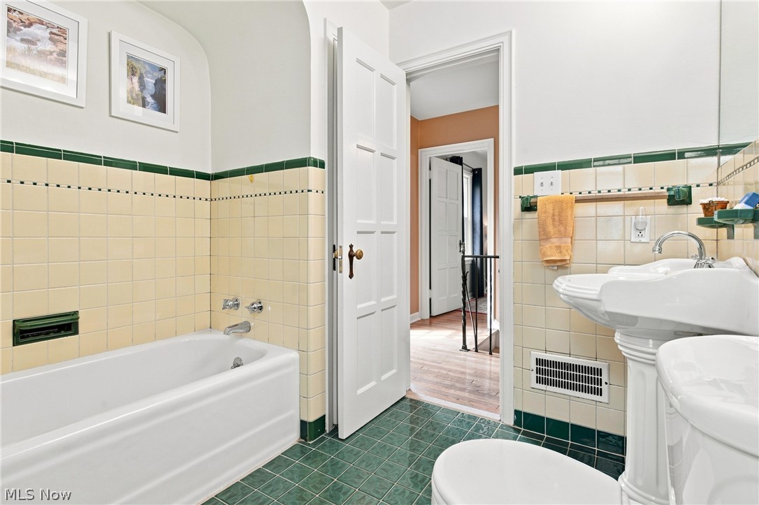 2592 Fenwick Road University Heights OH 44118