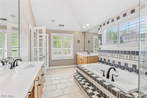 1400 Cobblestone Way Westlake OH 44145