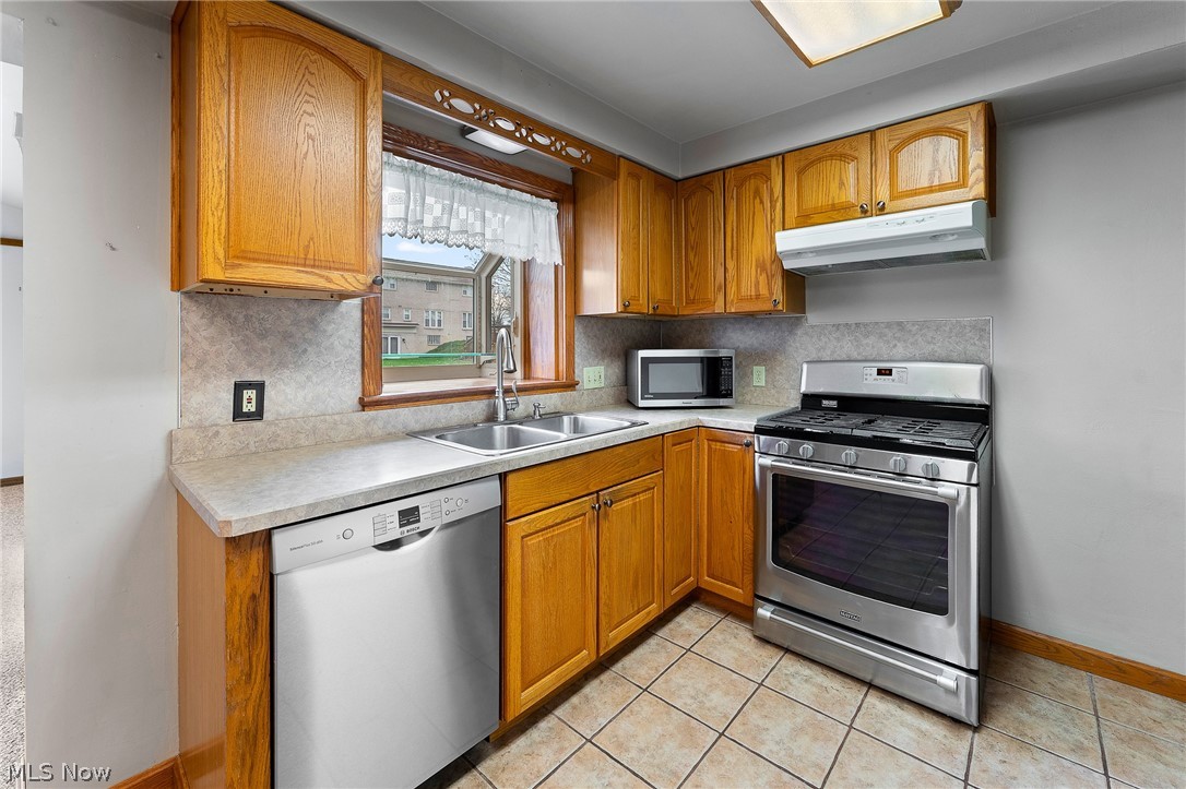 687 Moore Avenue Campbell OH 44405