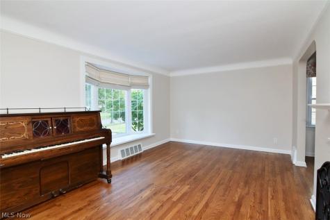 5284 Edenhurst Road Lyndhurst OH 44124