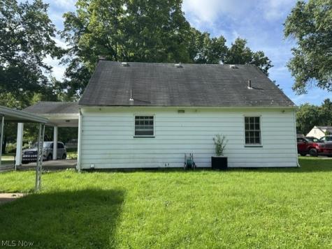 2224 Coral Sea Youngstown OH 44511