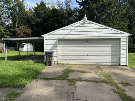2224 Coral Sea Youngstown OH 44511