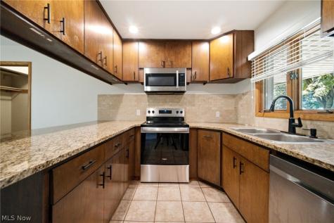 1097 Oak Tree Road Akron OH 44320