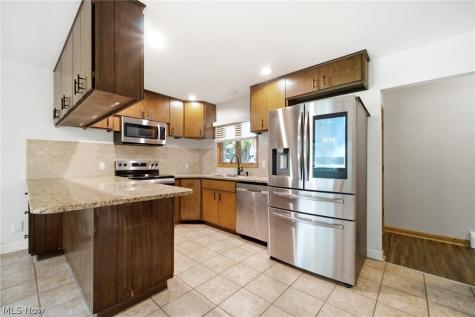 1097 Oak Tree Road Akron OH 44320