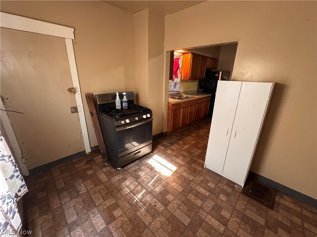 10907 Hull Avenue Cleveland OH 44106