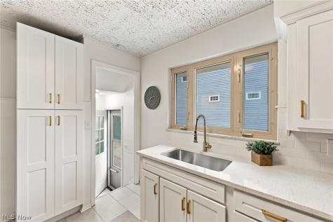 24914 E Oakland Bay Village OH 44140