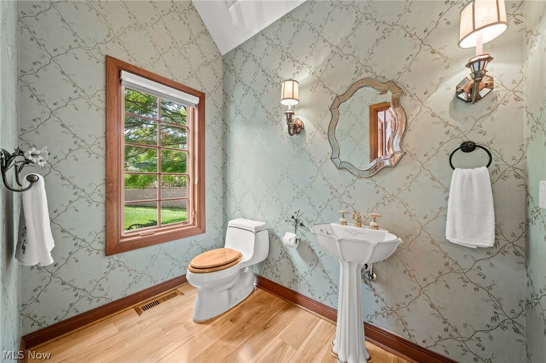 60 Hamlet Court Bratenahl OH 44108