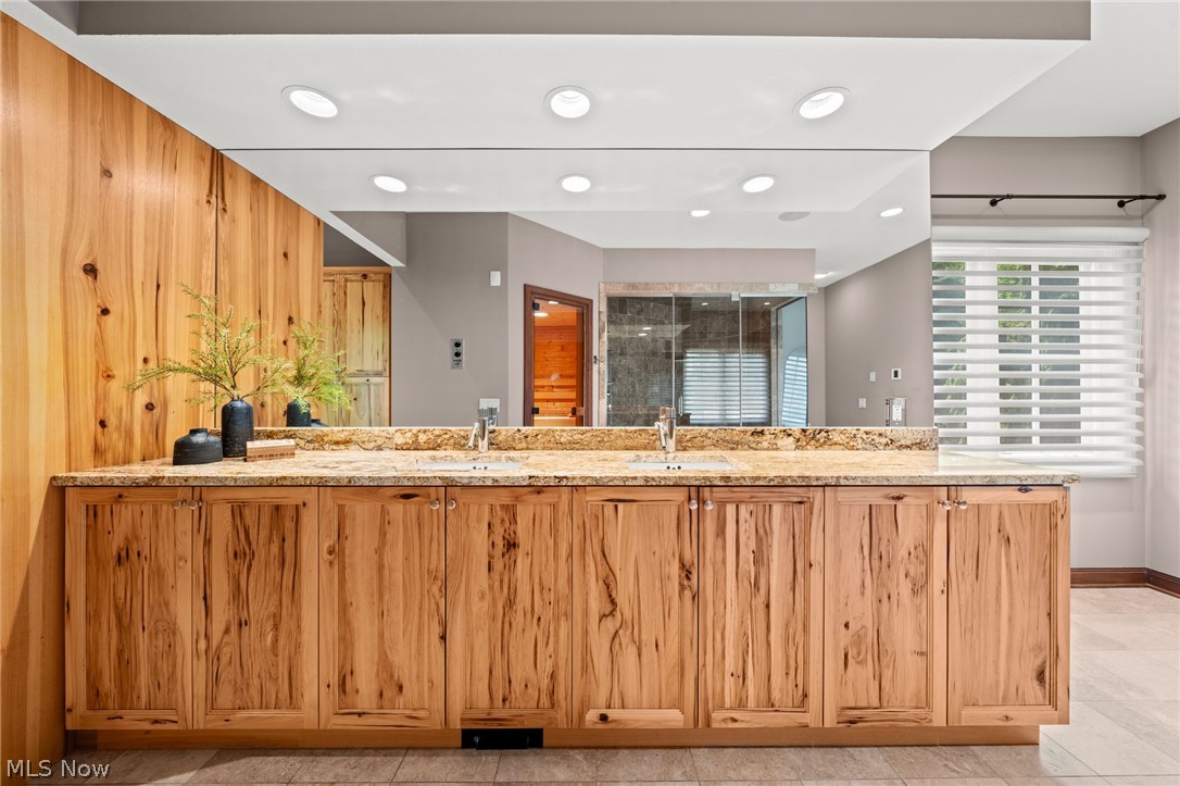 60 Hamlet Court Bratenahl OH 44108