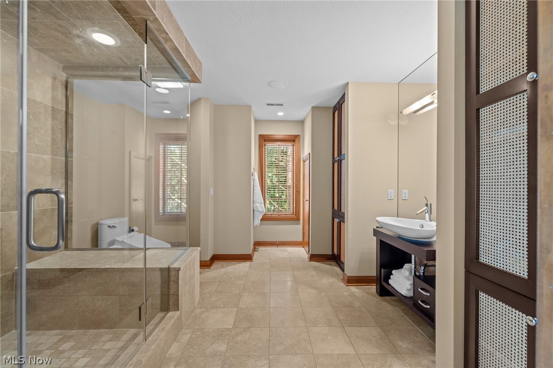 60 Hamlet Court Bratenahl OH 44108