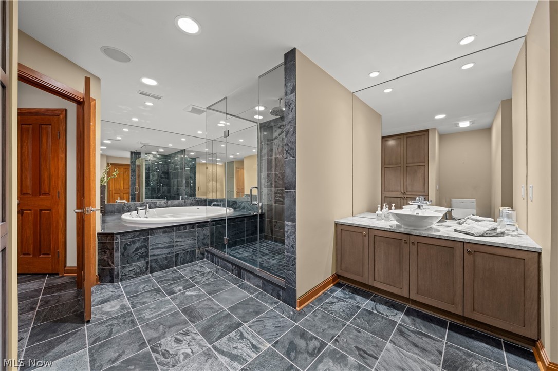 60 Hamlet Court Bratenahl OH 44108