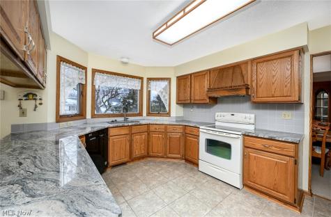 2138 Forest Oak Drive Akron OH 44312