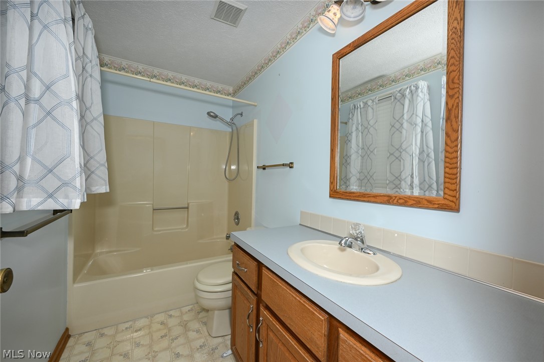2138 Forest Oak Drive Akron OH 44312