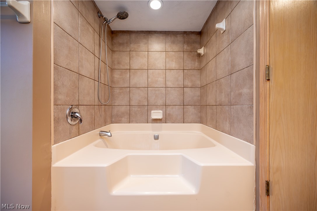5128 Clearfield Drive Mineral Ridge OH 44440