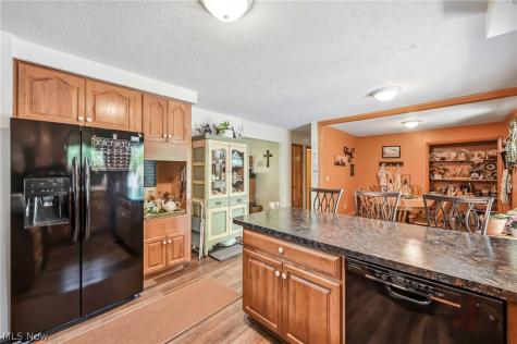 6127 Columbus Road NE Louisville OH 44641