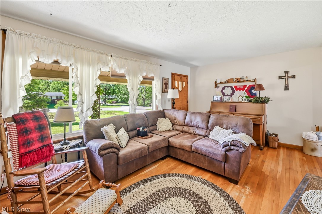 6127 Columbus Road NE Louisville OH 44641