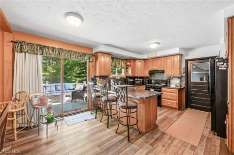 6127 Columbus Road NE Louisville OH 44641