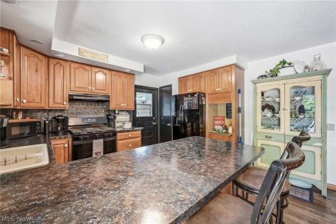 6127 Columbus Road NE Louisville OH 44641