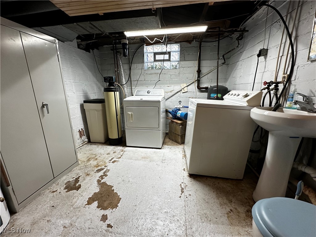 240 E Maple Street Hartville OH 44632