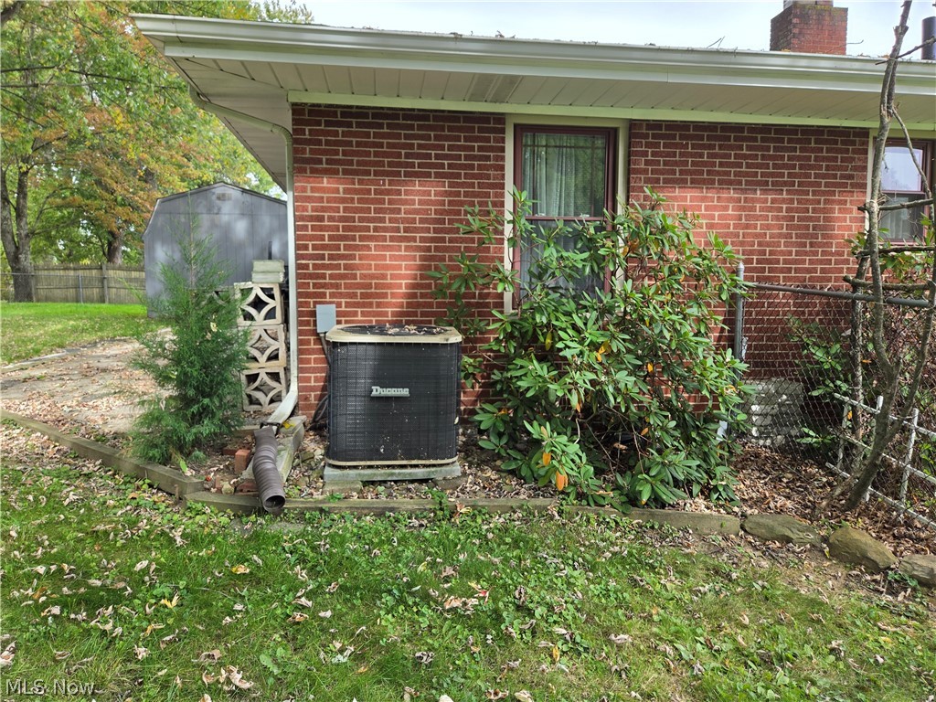 1367 North Road NE Warren OH 44483