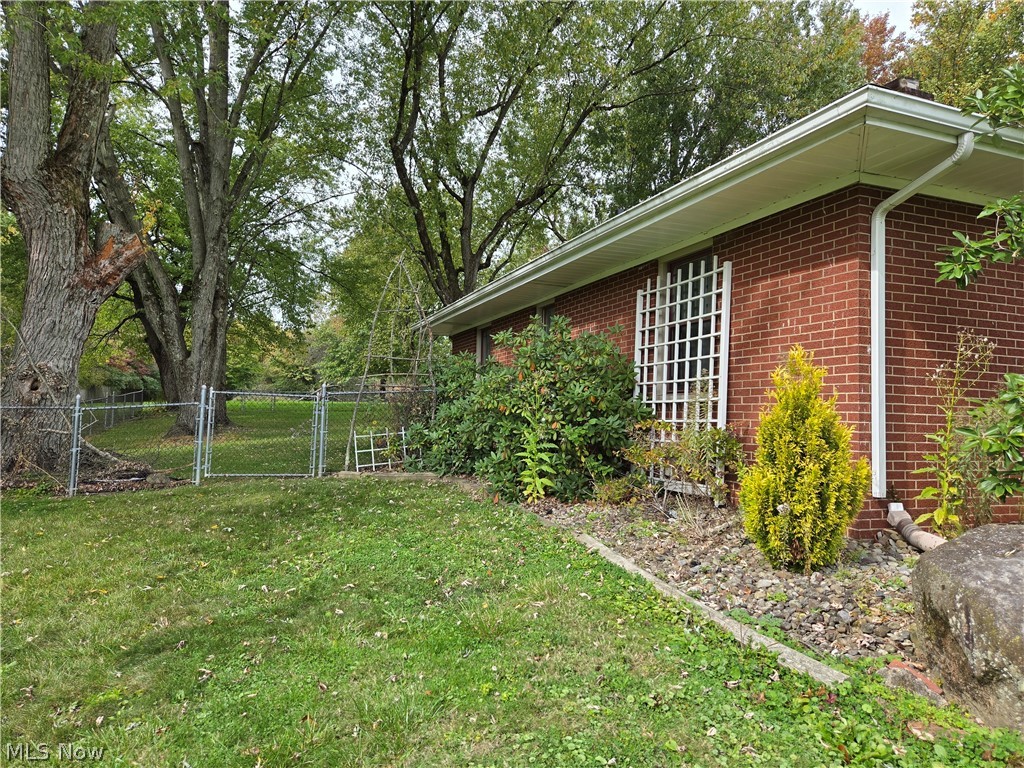 1367 North Road NE Warren OH 44483