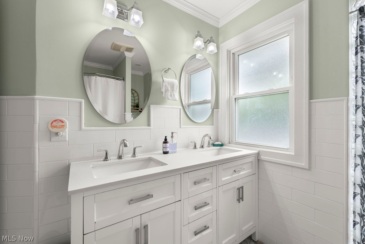 2093 Waterbury Road Lakewood OH 44107