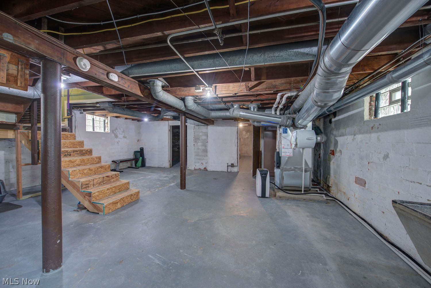 2093 Waterbury Road Lakewood OH 44107