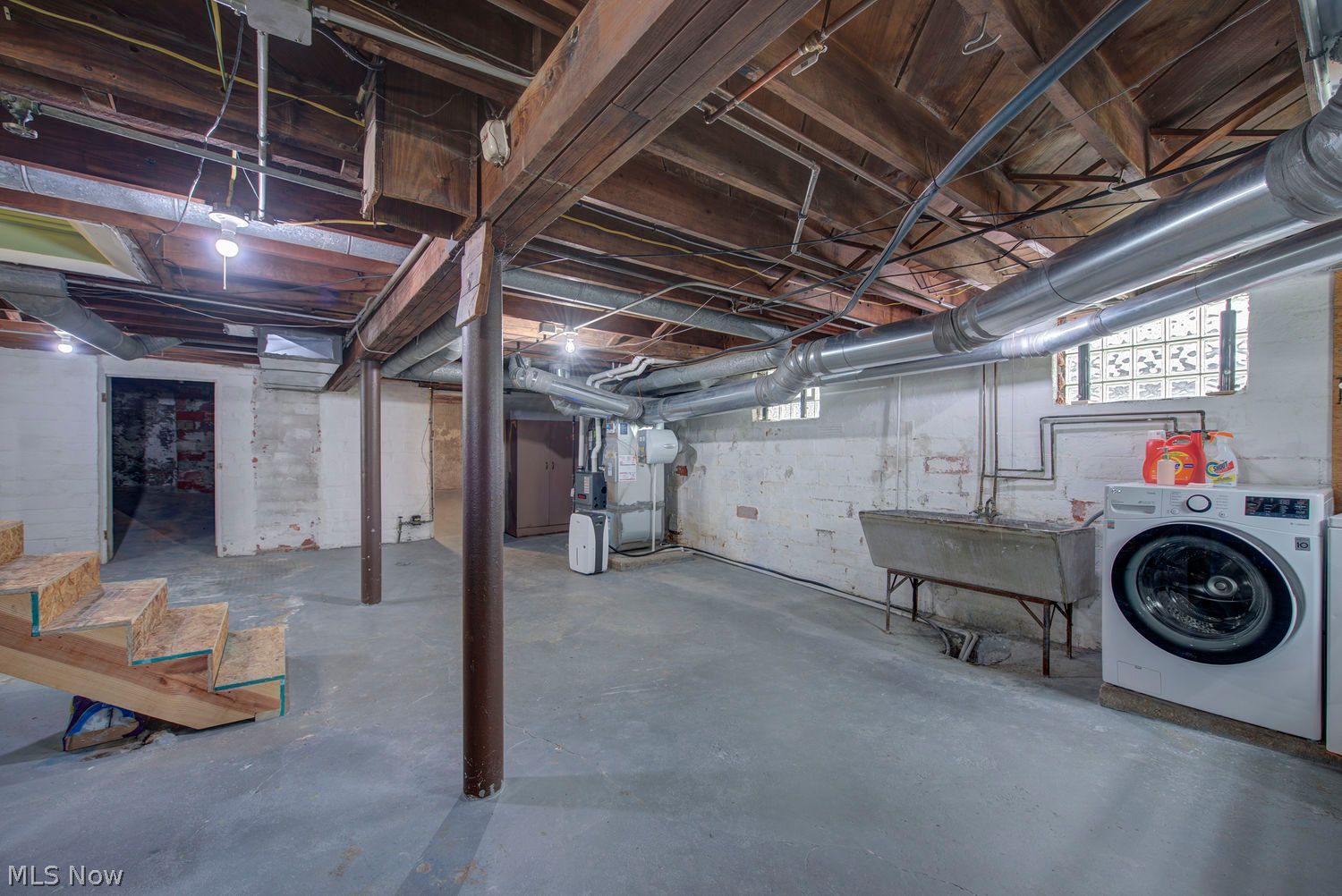 2093 Waterbury Road Lakewood OH 44107