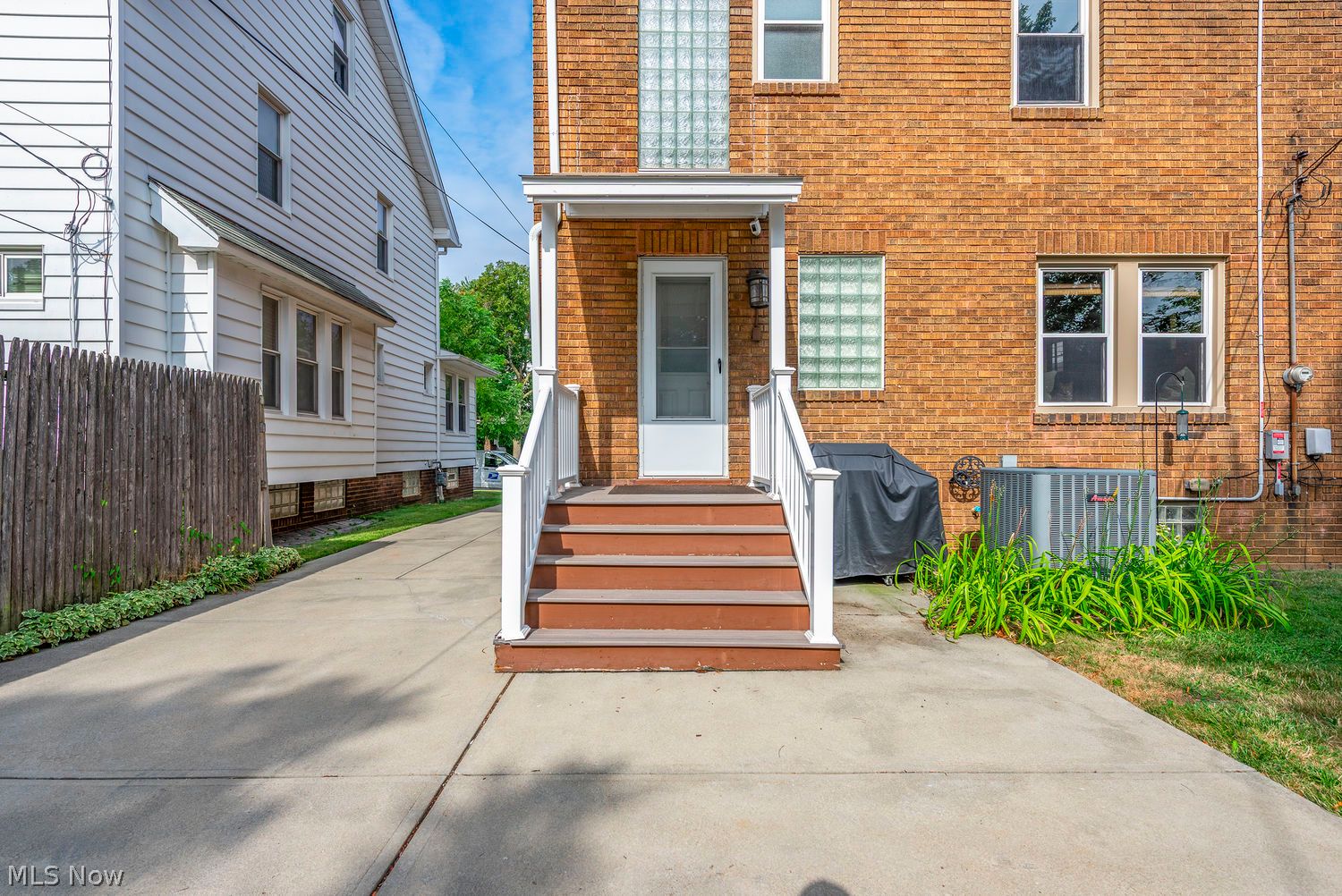 2093 Waterbury Road Lakewood OH 44107