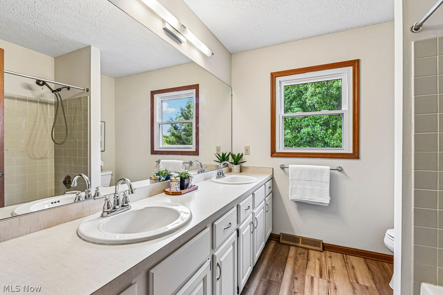 17716 Plymouth Row Strongsville OH 44136