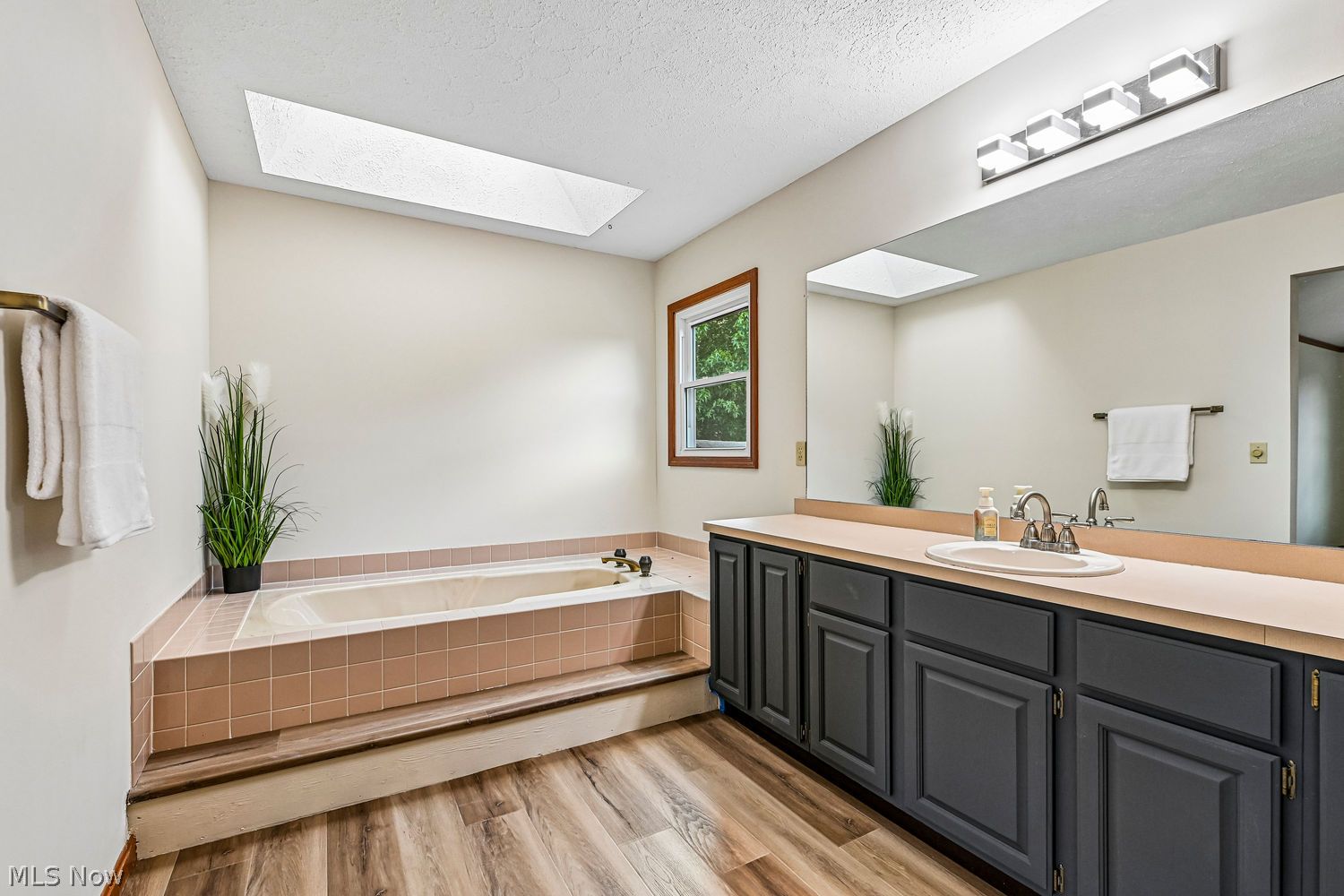 17716 Plymouth Row Strongsville OH 44136