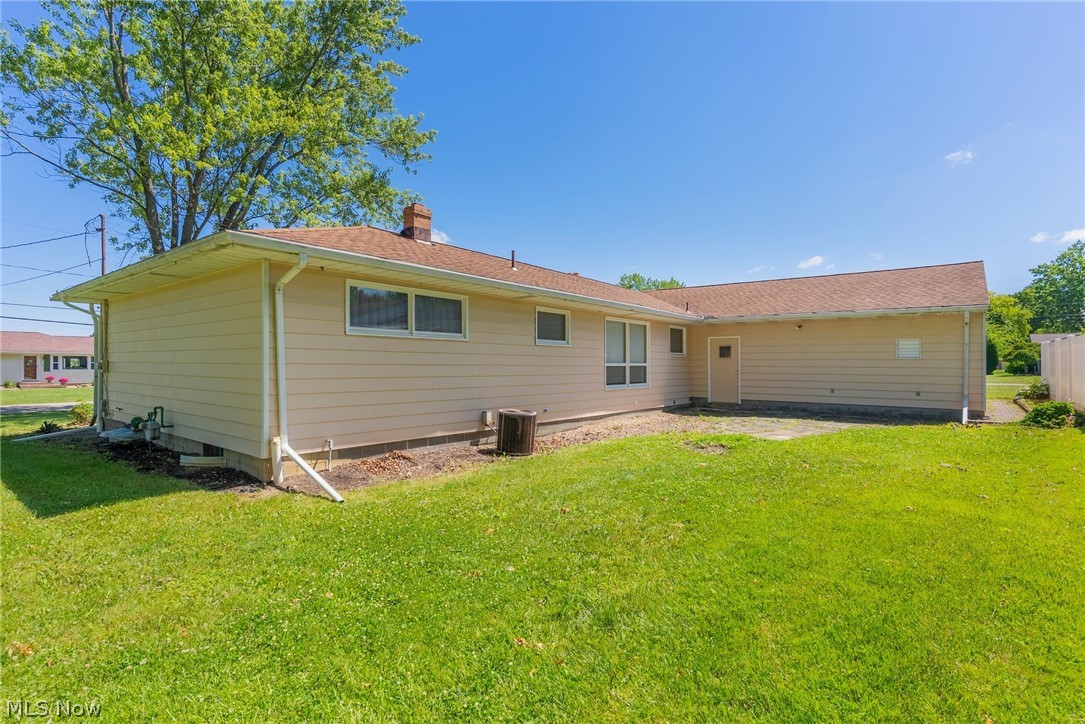 253 Earl Drive NW Warren OH 44483