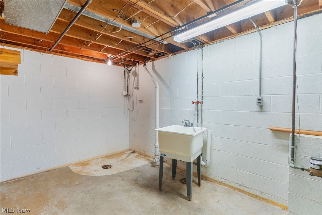253 Earl Drive NW Warren OH 44483