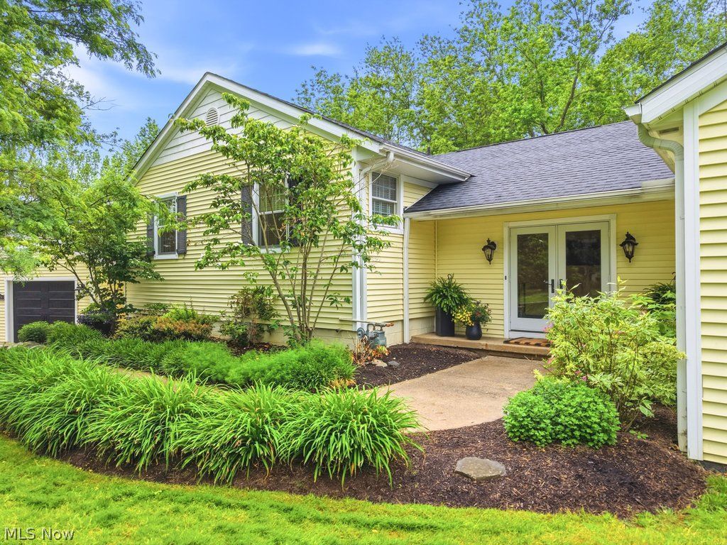 17158 Eastview Drive Chagrin Falls OH 44023