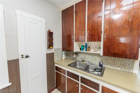 4318 Bucyrus Avenue Cleveland OH 44109